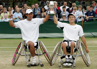 車いす男子ダブルス優勝の国枝慎吾（左）と斉田悟司（右）組