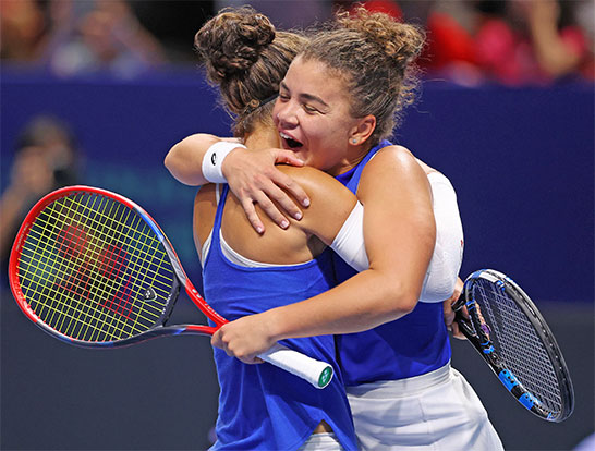 （左から）サラ・エラーニ、ジャスミン・パオリーニ