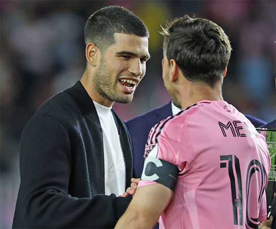 （左から）カルロス・アルカラスとリオネル・メッシ