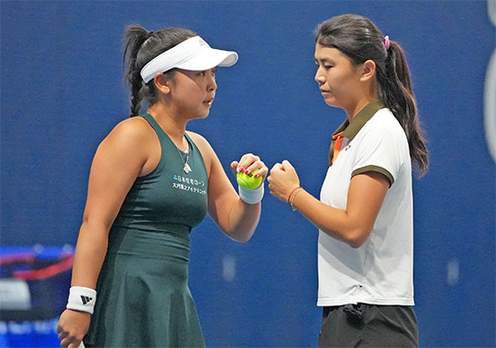 左から穂積絵莉とウー（2025年）