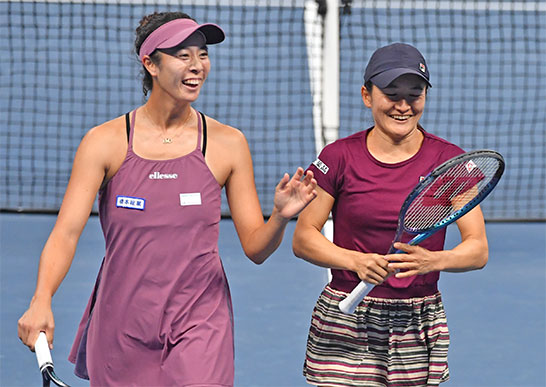 左から柴原瑛菜と青山修子（2023年）